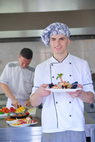 Chef-kok versieren pastasalade — Stockfoto