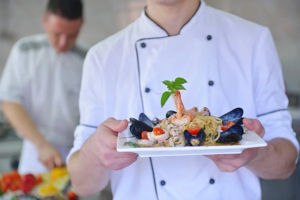 Kocken decorating pastasallad — Stockfoto