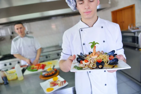 Chef dekoriert Nudelsalat — Stockfoto