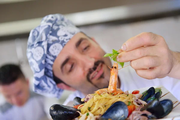 Šéfkuchař zdobení Těstovinový salát — Stock fotografie
