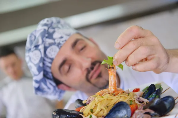 Kocken decorating pastasallad — Stockfoto