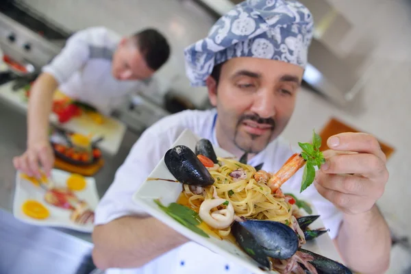 Chef decorando ensalada de pasta —  Fotos de Stock