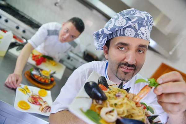 Chef decorando ensalada de pasta —  Fotos de Stock