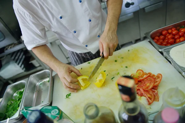 Szef kuchni robi sałatkę — Zdjęcie stockowe