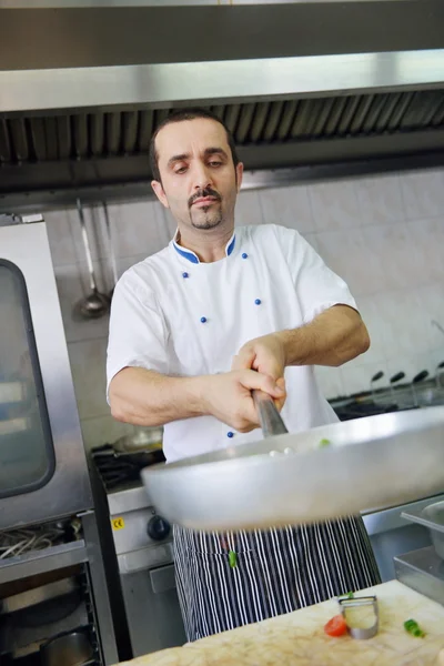 Chef macht Salat — Stockfoto