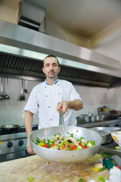 Шеф-кухар, роблячи салат — стокове фото