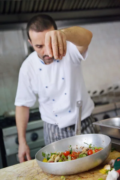 Chef making salad — Stock Photo, Image