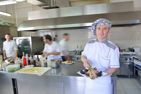 Grupo de chefs bonitos vestidos com uniforme branco — Fotografia de Stock