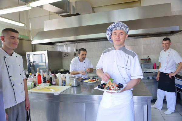 Grupo de chefs bonitos vestidos com uniforme branco — Fotografia de Stock