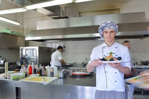 Grupo de guapos chefs vestidos de uniforme blanco —  Fotos de Stock