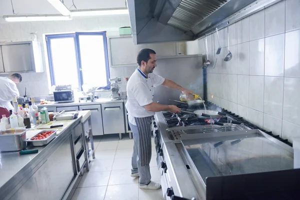 Cocinero cocina en la cocina —  Fotos de Stock