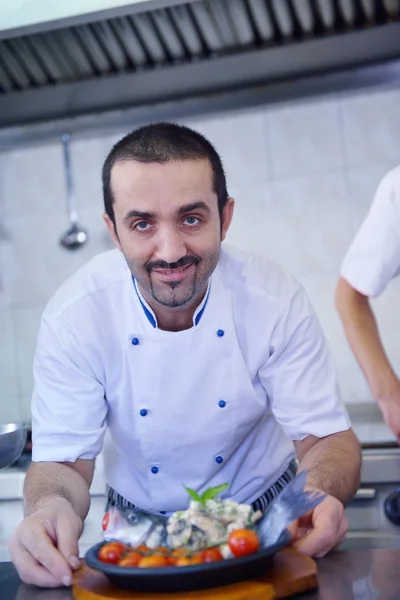 Chef macht Salat — Stockfoto