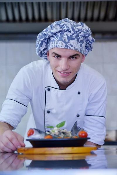 Bello chef vestito in uniforme bianca — Foto Stock