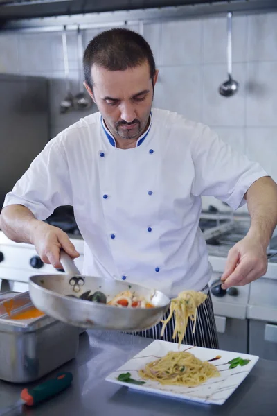 Chef decoração salada de macarrão — Fotografia de Stock