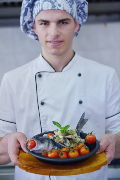 Guapo chef vestido con uniforme blanco —  Fotos de Stock