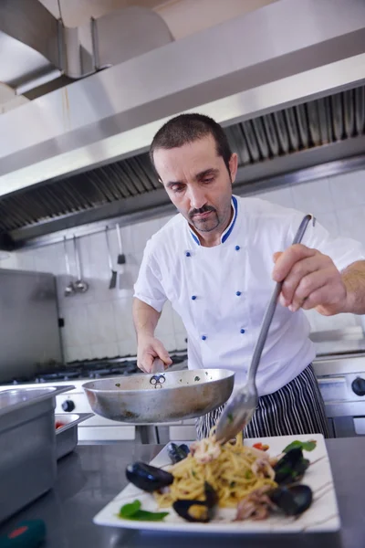 Makarna salatası dekorasyon Şef — Stok fotoğraf