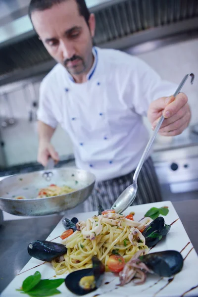 Chef dekoriert Nudelsalat — Stockfoto