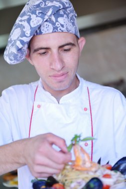 Şef deniz ürünleri makarna salatası ile