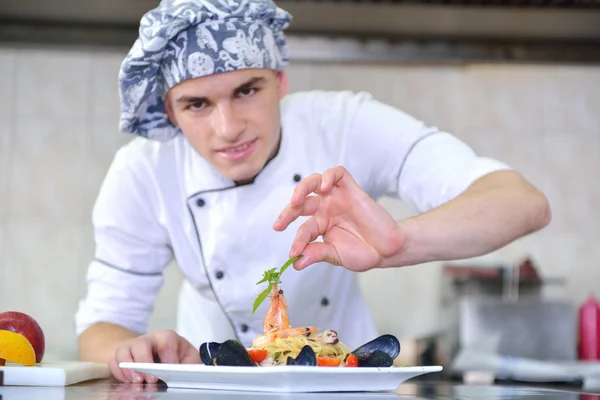 Pohledný šéfkuchař oblečený v bílé uniformě — Stock fotografie