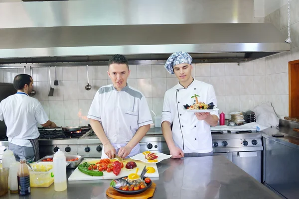 Skupina hezký kuchařů oblečený v bílé uniformě — Stock fotografie