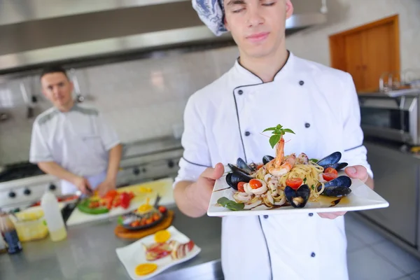 Шеф-кухар прикрашає салат з макаронами — стокове фото