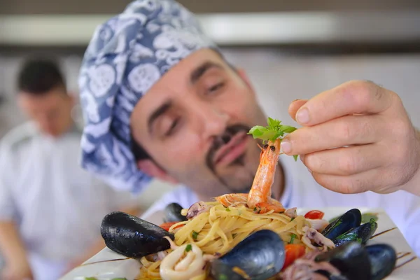 Chef decorando ensalada de pasta —  Fotos de Stock