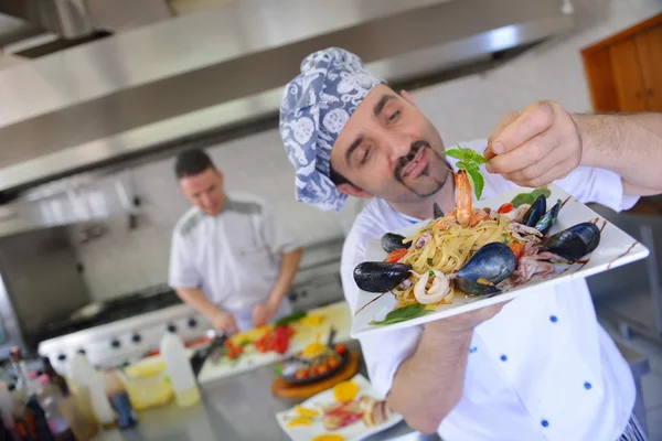 Makarna salatası dekorasyon Şef — Stok fotoğraf