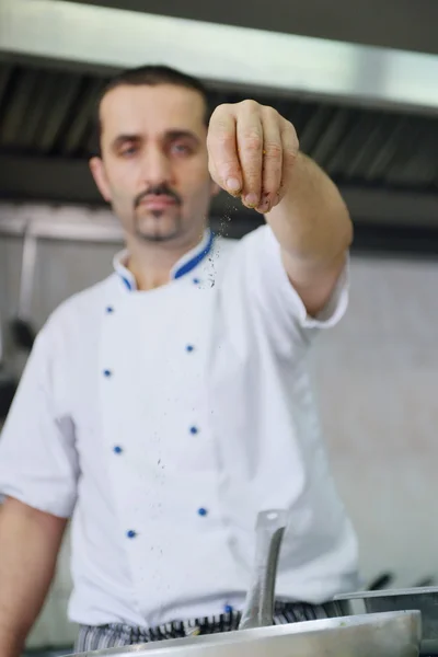 Chef macht Salat — Stockfoto