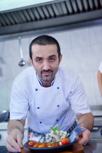 Chef sirviendo harina de pescado —  Fotos de Stock