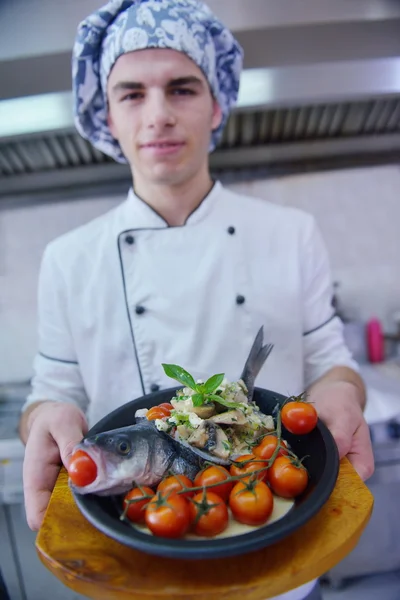 Šéfkuchař drží rybí moučky — Stock fotografie