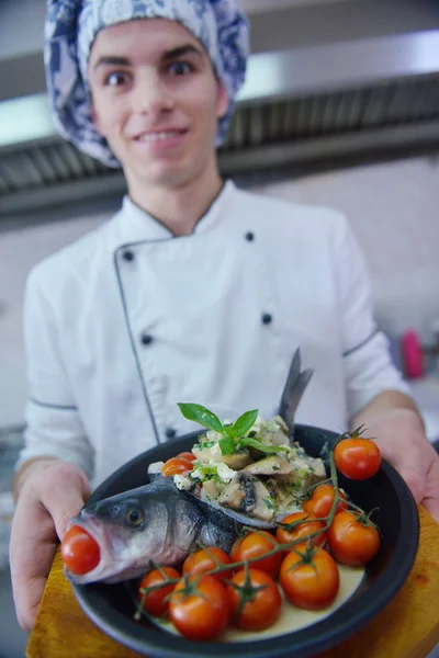Chef sosteniendo harina de pescado —  Fotos de Stock