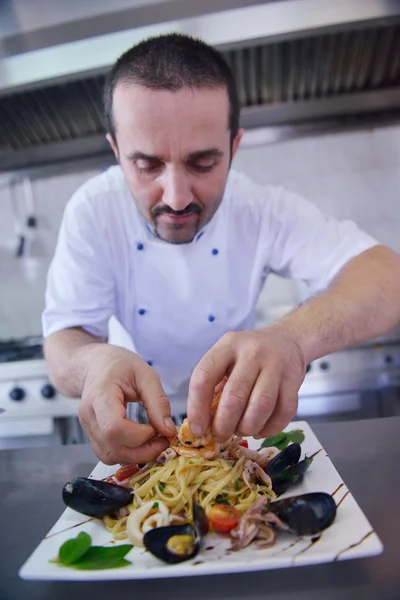 Chef dekoriert Nudelsalat — Stockfoto