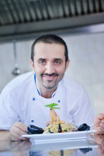 Chef decoração salada de macarrão — Fotografia de Stock