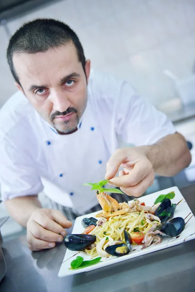 Makarna salatası dekorasyon Şef — Stok fotoğraf