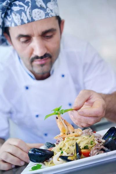 Chef decorando ensalada de pasta —  Fotos de Stock