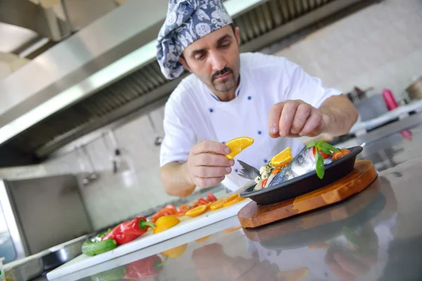 Chef Bonito Vestido Branco Chef Uniforme Servindo Refeição Peixe — Fotografia de Stock