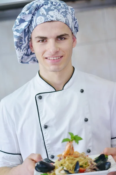 Knappe chef-kok gekleed in witte uniform — Stockfoto