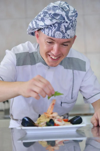 Шеф готує страви з морепродуктів — стокове фото