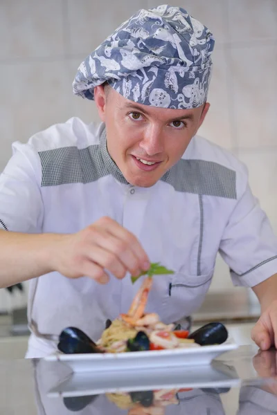 Šéfkuchař připravuje mořské jídlo — Stock fotografie