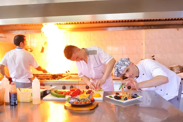 Groep van knappe chef-koks gekleed in witte uniform — Stockfoto