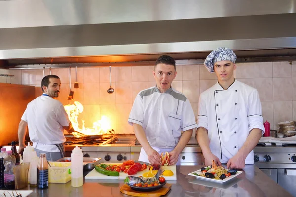 Grupo de guapos chefs vestidos de uniforme blanco —  Fotos de Stock