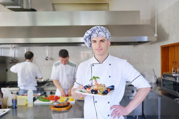 Chef dekoriert Nudelsalat mit Meeresfrüchten — Stockfoto