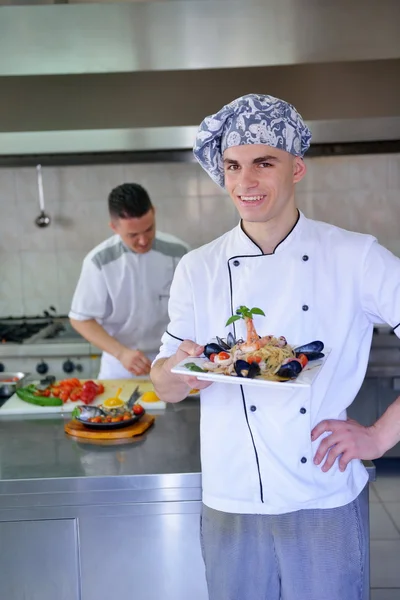 Chef decoração de frutos do mar salada de massas — Fotografia de Stock