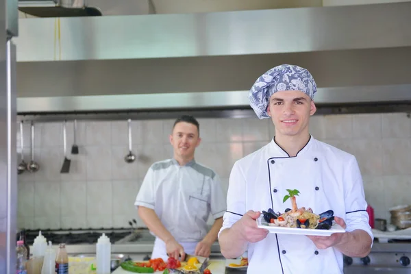 Chef dekoriert Nudelsalat mit Meeresfrüchten — Stockfoto