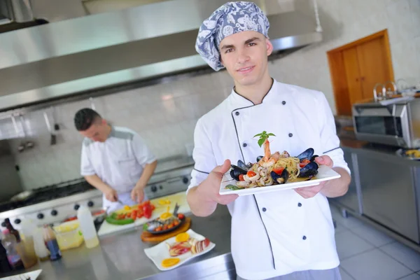 Deniz Ürünleri Makarna Salatası Modern Mutfak Dekorasyon Beyaz Üniformalı Yakışıklı — Stok fotoğraf