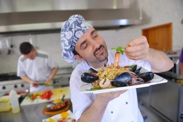 Chef-kok versieren pastasalade — Stockfoto