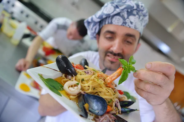 Chef decorando ensalada de pasta —  Fotos de Stock