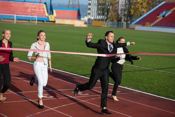 Empresários correndo em pista de corrida — Fotografia de Stock