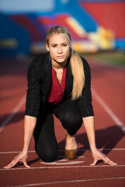 Affärskvinna redo att sprint — Stockfoto