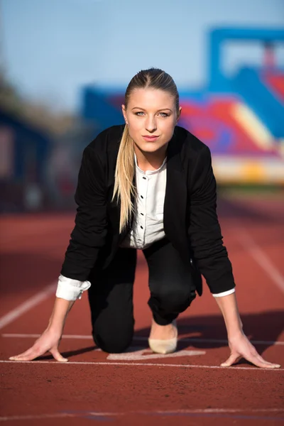 Zakenvrouw klaar om sprint — Stockfoto